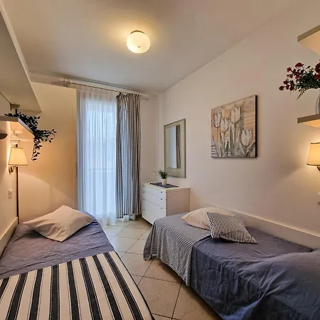 Cozy With Swimming Pool Apartment Bibione