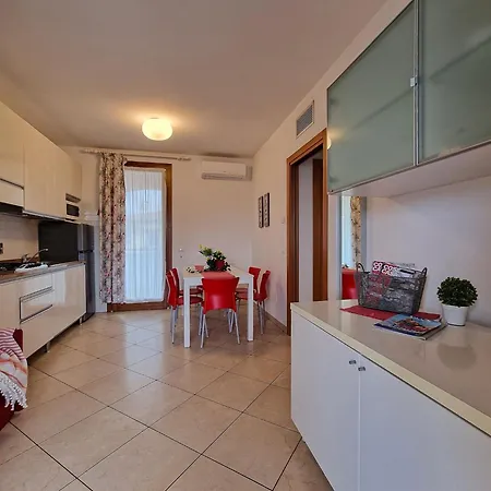 Cozy With Swimming Pool Apartment *
