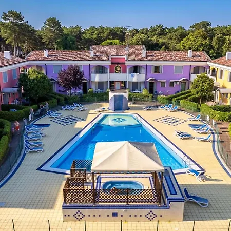 Cozy With Swimming Pool Apartment Bibione